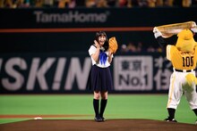 「福岡ソフトバンクホークス対千葉ロッテマリーンズ」の始球式にて、投球を終えた橋本環奈。