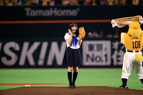 「福岡ソフトバンクホークス対千葉ロッテマリーンズ」の始球式にて、投球を終えた橋本環奈。