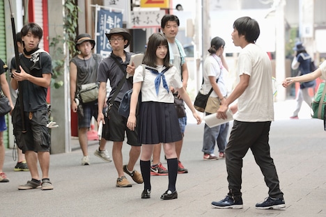「セーラー服と機関銃 -卒業-」商店街で撮影中の橋本環奈(中央)と前田弘二(右)。