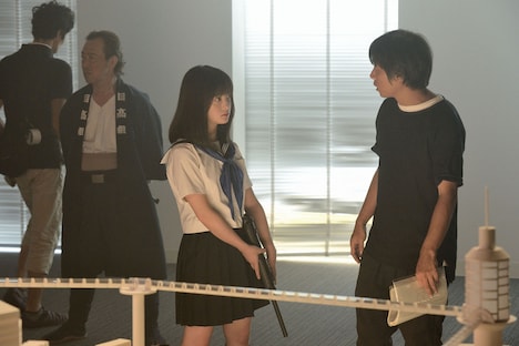 「セーラー服と機関銃 -卒業-」撮影現場で、演技について相談する橋本環奈(左)と前田弘二(右)。