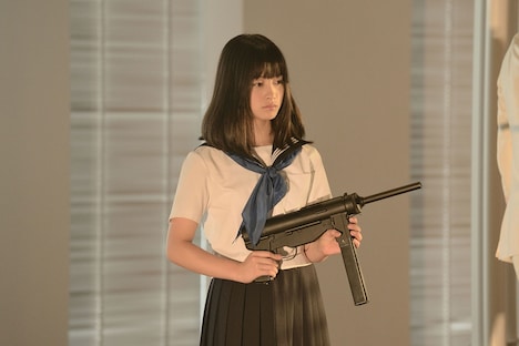 「セーラー服と機関銃 -卒業-」撮影現場での橋本環奈。