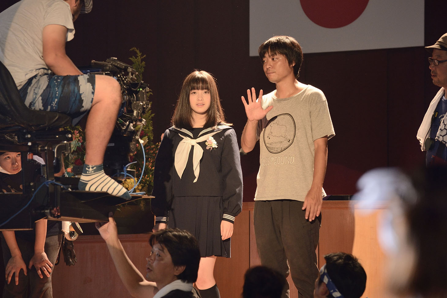 「セーラー服と機関銃 -卒業-」撮影現場での橋本環奈（左）と前田弘二（右）。