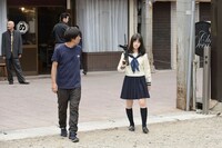 「セーラー服と機関銃 -卒業-」撮影現場での前田弘二（左）と橋本環奈（右）。