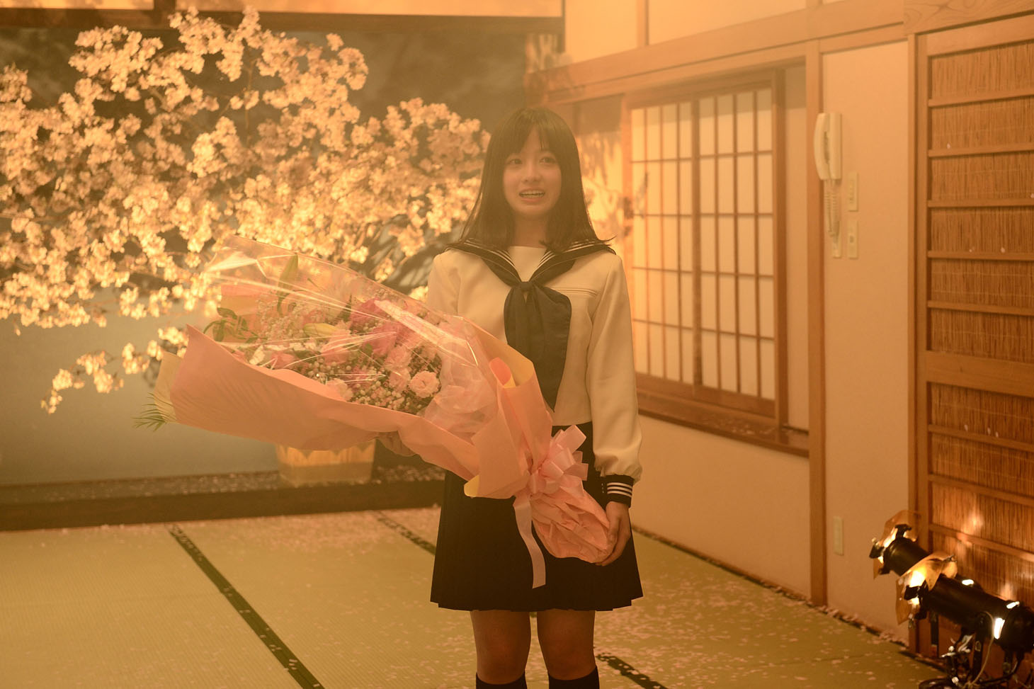 「セーラー服と機関銃 -卒業-」の現場でクランクアップを迎えた橋本環奈。