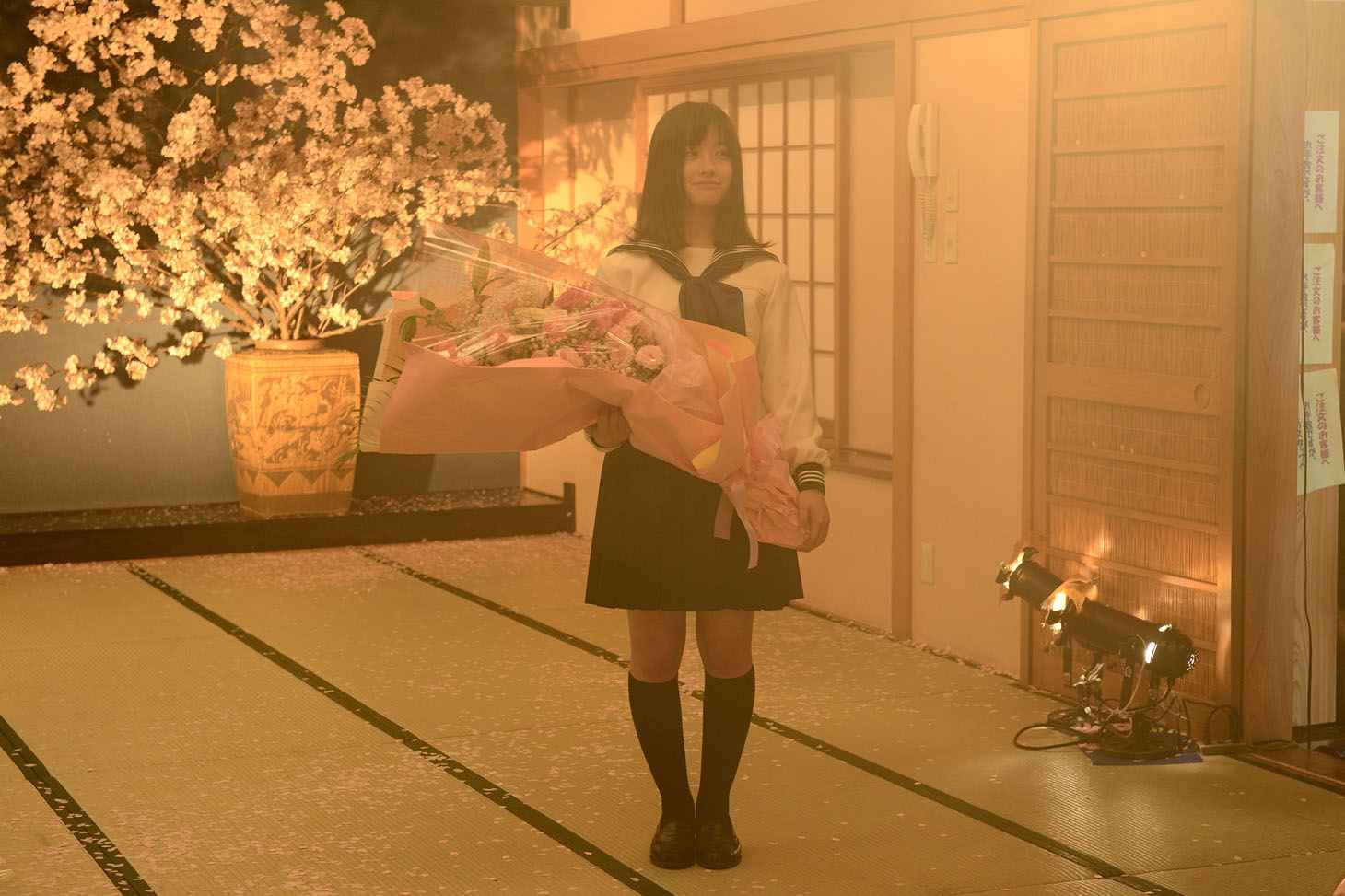 「セーラー服と機関銃 -卒業-」の現場でクランクアップを迎えた橋本環奈。