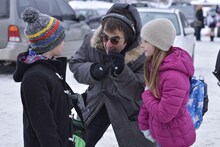 「白い沈黙」監督のアトム・エゴヤン（中央）。(c)Queen of the Night Films Inc.