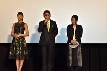 左から西内まりや、大杉漣、有川浩。