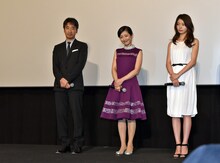 左から三宅喜重、麻生祐未、森カンナ。