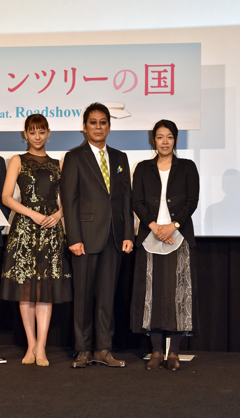 左から西内まりや、大杉漣、有川浩。