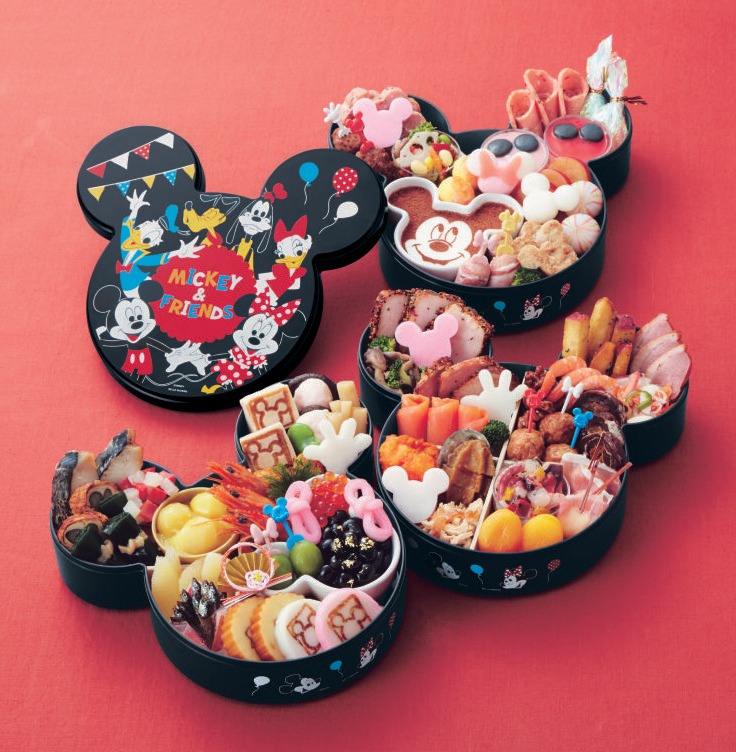 おせち・ミッキー＆フレンズ・三段重 2万3900円 (c)Disney