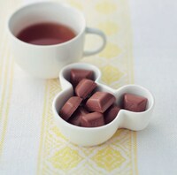 おせち・ミッキー＆フレンズ・三段重付属のフェイス型陶器。(c)Disney