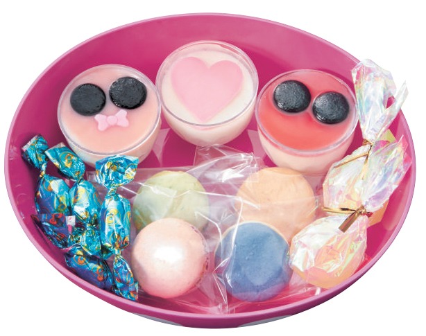 おせち・ミニーマウス・シルエット三段重の三の重。(c)Disney