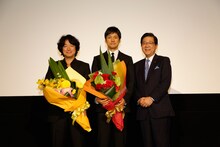 「劇場版 MOZU」舞台挨拶の様子。左から羽住英一郎、西島秀俊、北橋健治北九州市市長。(c)2015劇場版「MOZU」製作委員会 (c)逢坂剛／集英社