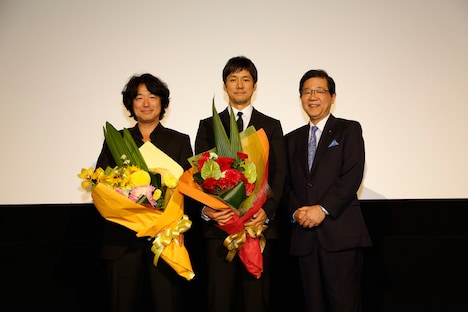 「劇場版 MOZU」舞台挨拶の様子。左から羽住英一郎、西島秀俊、北橋健治北九州市市長。(c)2015劇場版「MOZU」製作委員会 (c)逢坂剛／集英社