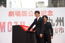 手形を取る西島秀俊と羽住英一郎。(c)2015劇場版「MOZU」製作委員会 (c)逢坂剛／集英社