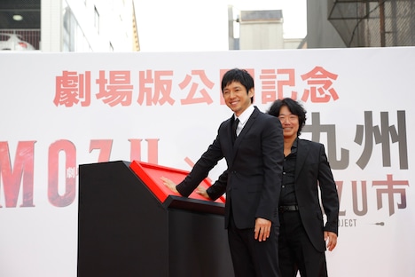 手形を取る西島秀俊と羽住英一郎。(c)2015劇場版「MOZU」製作委員会 (c)逢坂剛／集英社