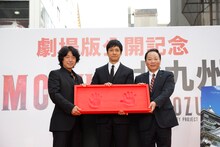 「劇場版 MOZU」凱旋レッドカーペットアライバルイベントの様子。左から羽住英一郎、西島秀俊、梅本和秀北九州市副市長。(c)2015劇場版「MOZU」製作委員会 (c)逢坂剛／集英社