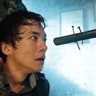 キム・ギドク監督作「殺されたミンジュ」予告編、謎の武装集団が“容疑者”を粛清