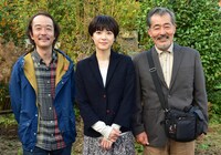 左から伊藤さん役のリリー・フランキー、彩役の上野樹里、お父さん役の藤竜也。