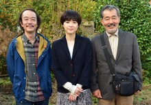 左から伊藤さん役のリリー・フランキー、彩役の上野樹里、彩の父親役の藤竜也。(c)2015「お父さんと伊藤さん」製作委員会