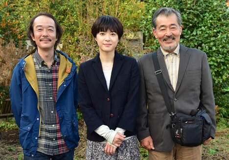 左から伊藤さん役のリリー・フランキー、彩役の上野樹里、彩の父親役の藤竜也。