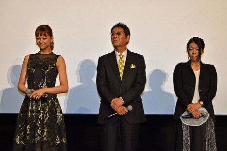 左から西内まりや、大杉漣、有川浩。