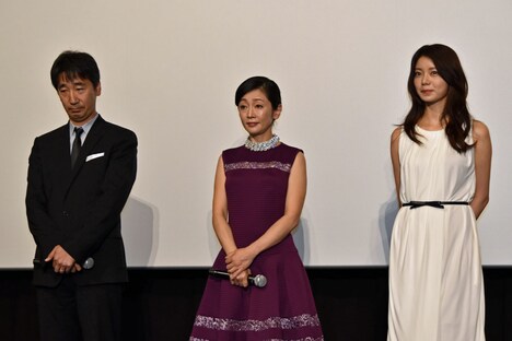 左から三宅喜重、麻生祐未、森カンナ。