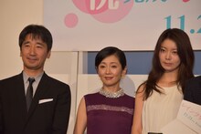 左から三宅喜重、麻生祐未、森カンナ。