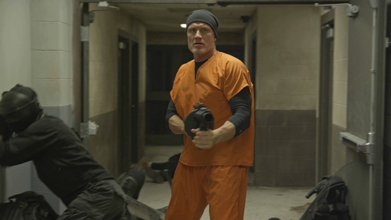 ドルフ・ラングレン主演「暴動／バトル・プリズン」、刑務所を舞台に壮絶バトル