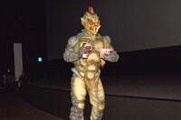 ポップコーン片手に劇場を徘徊するUMA・チュパカブラ。