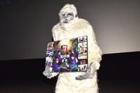 作品を宣伝して歩き回るUMA・雪男。