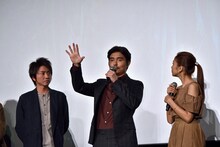 UFO目撃談を語る小澤征悦（中央）。