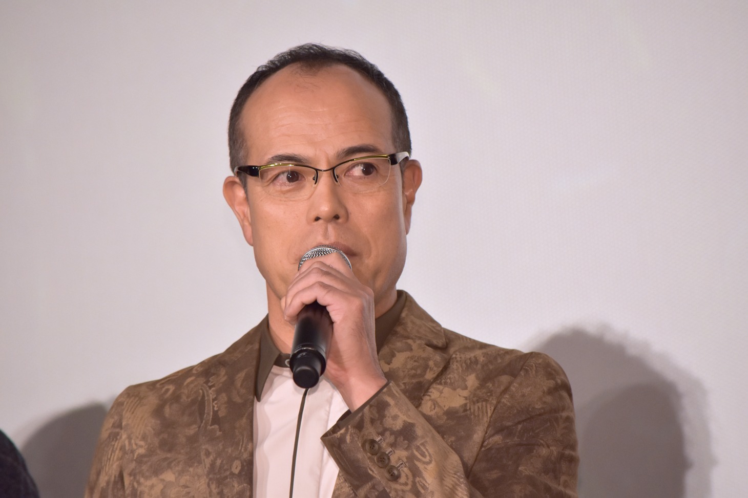無口なカメラマンを演じた田中要次。