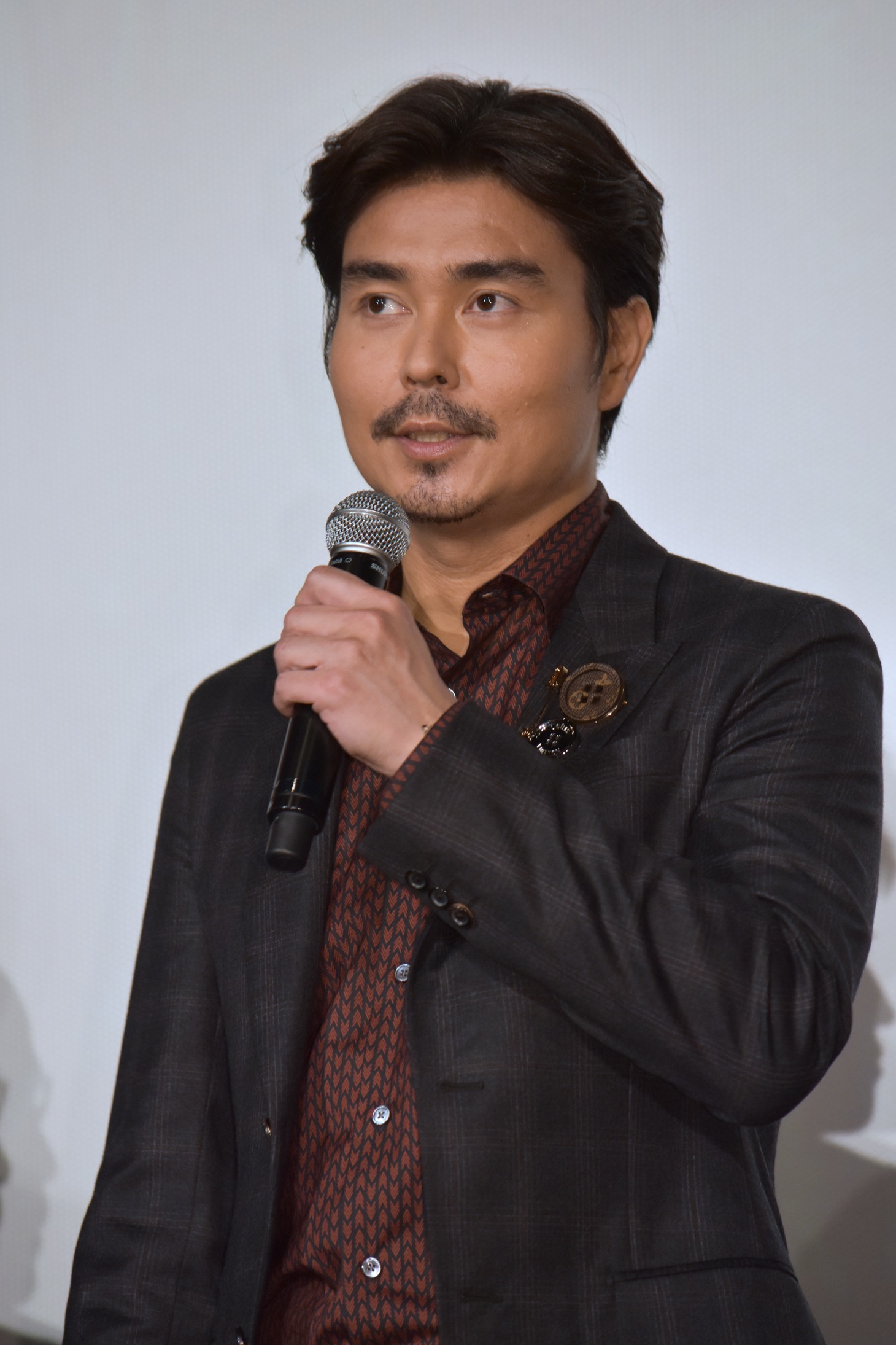 仕事が雑なディレクター、瀬川学役の小澤征悦。