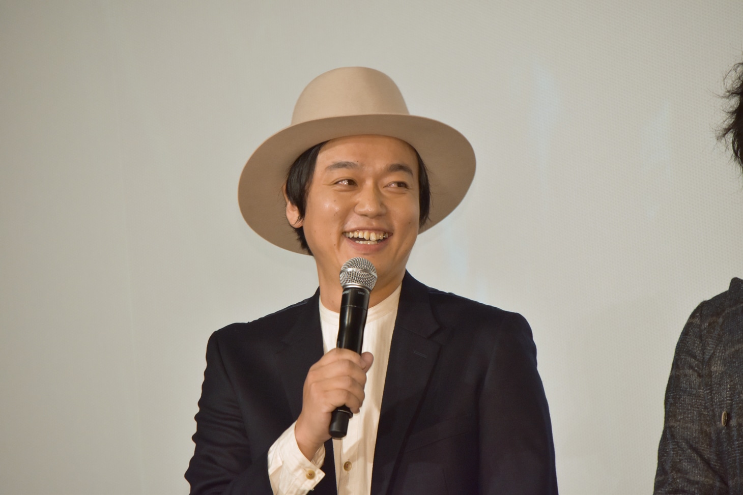 現地通訳のマゼランを演じた、ななめ45°・岡安章介。