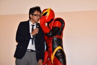 増田哲英（左）に、自分のジェスチャーを通訳してほしい旨を伝えるマックスマン（右）。