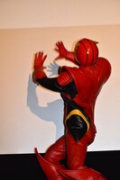 ジェスチャーで「この映画を観てくれてありがとう」と伝えようとするマックスマン。