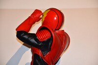 ジェスチャーで「この映画を観てくれてありがとう」と伝えようとするマックスマン。