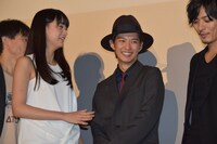 写真撮影の際に体をどっちに向けるべきかわからなくなってしまった千葉雄大。