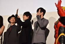 久保田悠来（中央左）に手を振らせようとする千葉雄大（左）。