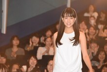 会場に現れた山本美月。