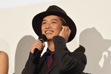 「Mr.マックスマン」初日舞台挨拶にて、観客に「千葉さまー！」と呼ばれて照れる千葉雄大。