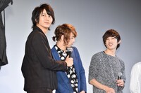 杉江大志（中央）にマイクを貸す太田基裕（左）。