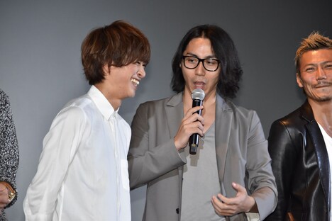 赤澤燈（左）に呼び捨てにされ、「だいぶ年上やぞ！」とツッコミを入れる郷本直也（中央）。