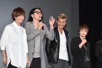 キャストらにいじられ、「こうやっていじられて生きてまーす！」と叫んだ郷本直也（左から2番目）。