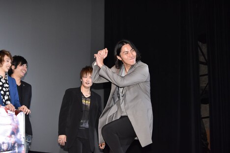 野球風のポーズをとる郷本直也。