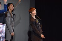 野球風のポーズをとる中村龍介。