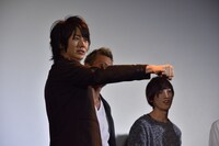 決めポーズを披露する太田基裕。