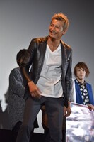 決めポーズとして首をまわす仕草をした岩永洋昭。