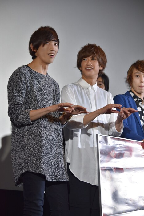 決めポーズとしてパソコンのキーボードを打つ仕草をした廣瀬大介（左）。